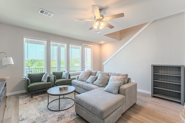 Building Photo - 494 S Centro Cir