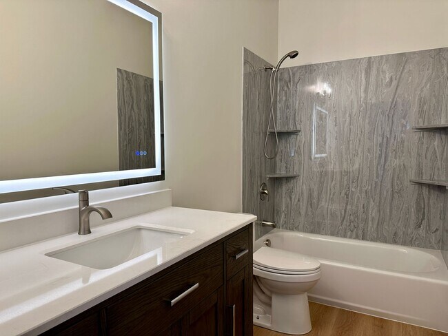 Building Photo - Beautiful 2 bed/2 Bath townhouse in Kenmore