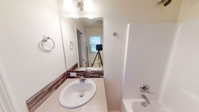 Building Photo - Now Showing- Charming 3-Bedroom Townhome in Lively Lents Neighborhood - Your New Home Awaits!