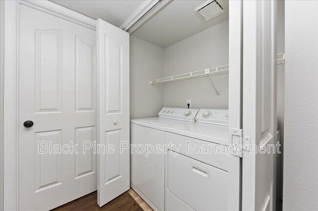 Building Photo - 3675 S Gekeler Ln