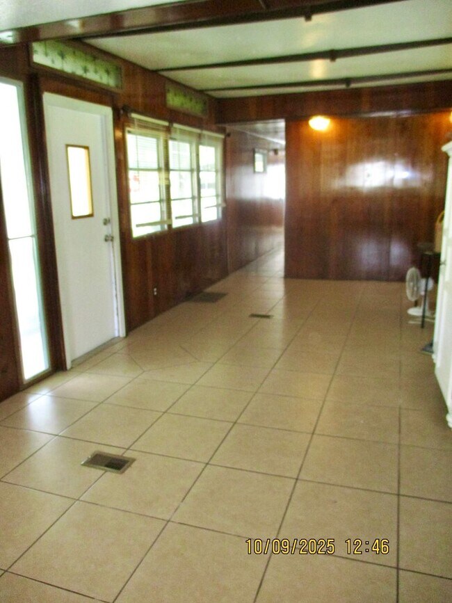 Building Photo - Charming 2-bedroom, 1-bathroom home locate...