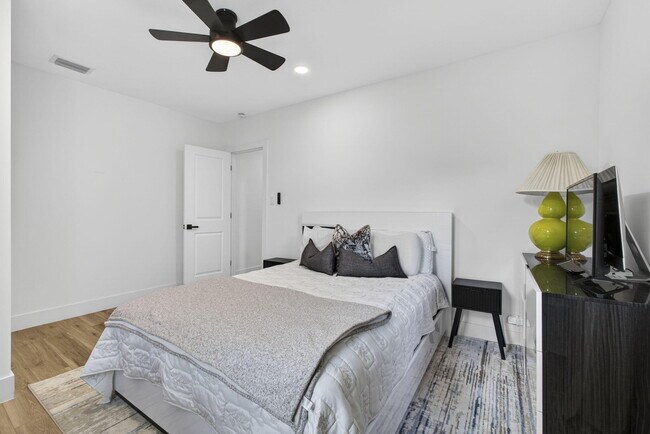 Building Photo - 701 37th St