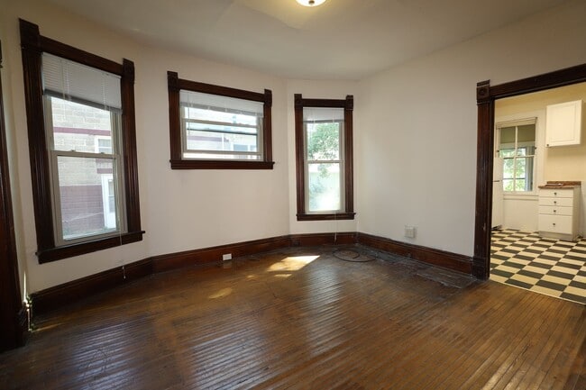 Building Photo - Great Four-Bedroom-Plus-Den House in Vilas...