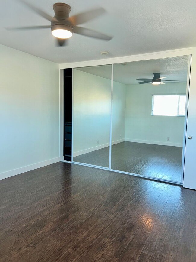 Building Photo - 1028w