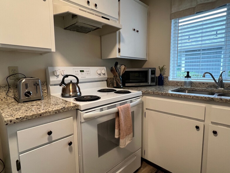 Building Photo - 376 Catron St N