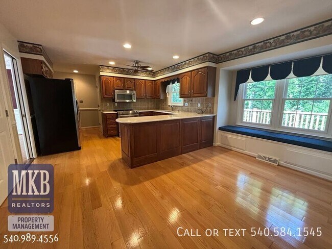 Building Photo - 5175 Lakeland Dr