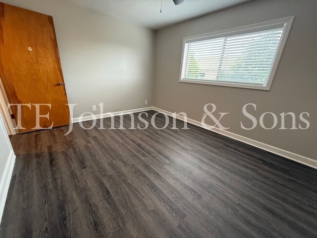 Building Photo - 2 Bedroom Salem View Apartment!