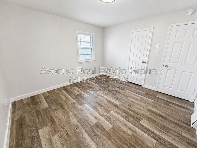 Building Photo - 830 Loekes Dr