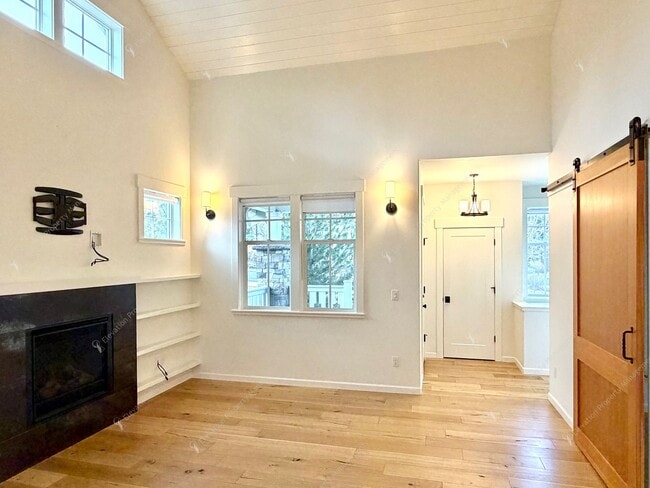 Building Photo - Stunning 2 BR home in Northwest Crossing