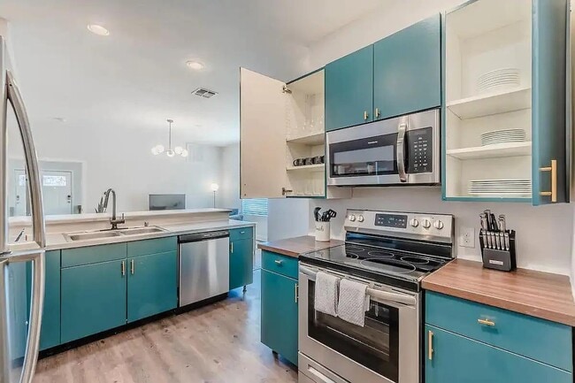 Building Photo - 1704 S Akard St