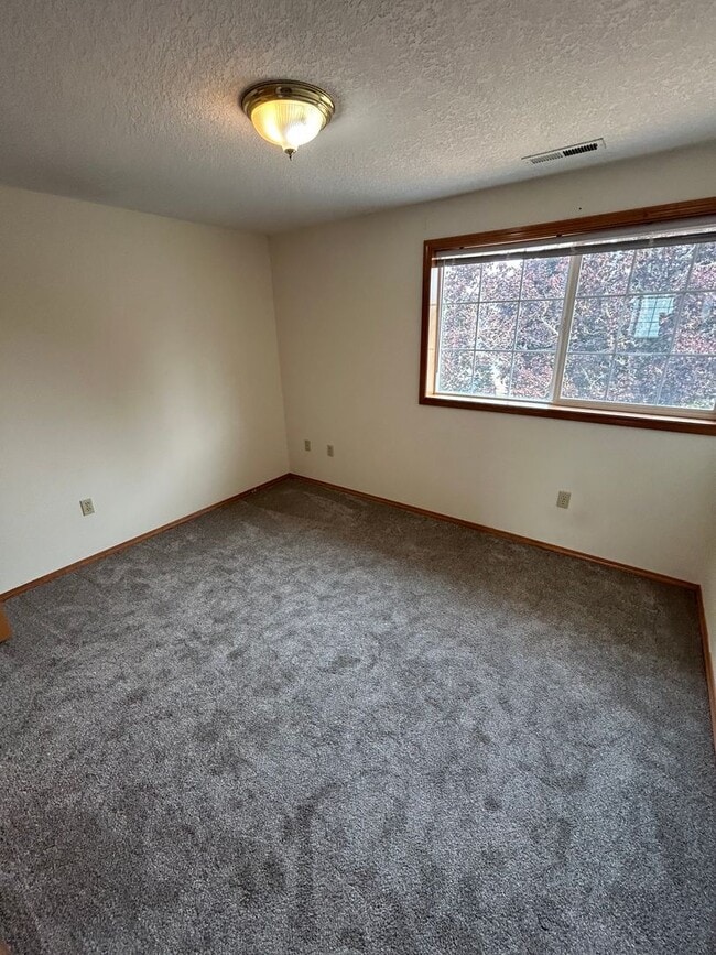 Building Photo - 824 NE Ashby Ct