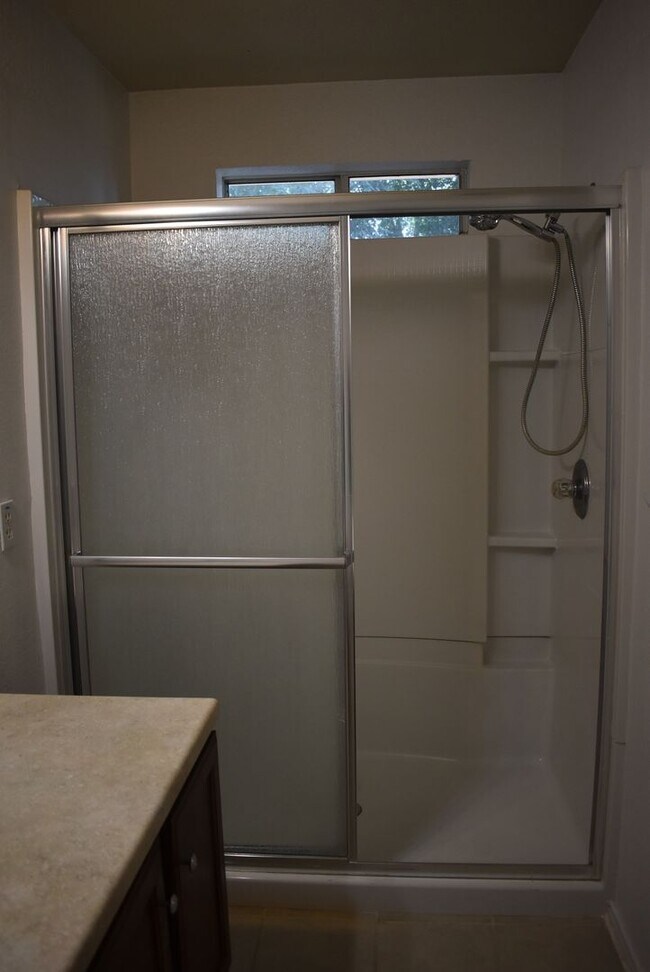 Building Photo - 4 Bedroom, 2 Bathroom House in Killeen wit...