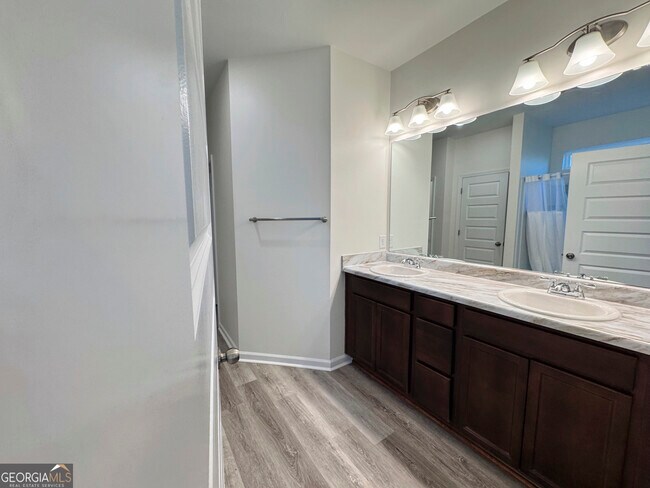 Building Photo - 214 N Dogwood St