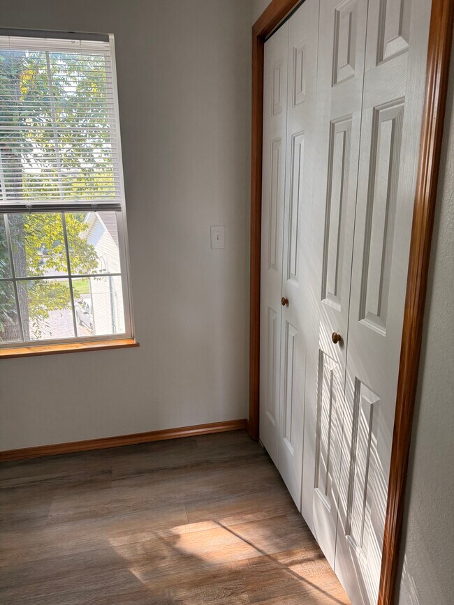 Building Photo - 1106 W Farmer St