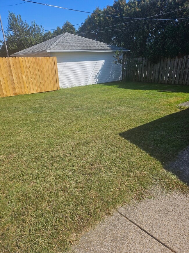 Building Photo - 8451 Southlane Dr