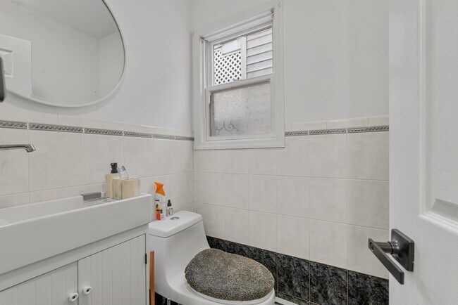 Building Photo - 515 44th St