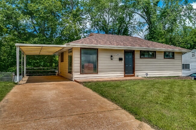Building Photo - "Charming 3-Bedroom Retreat in St. Louis with Spacious Living!"