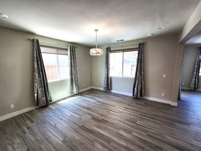 Building Photo - Updated North Natomas 5bd/3ba Home with 2 Car Garage