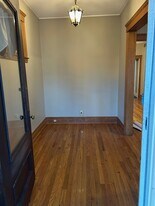 Building Photo - 1075 Lakepointe St