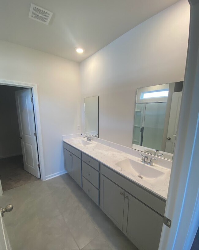 Building Photo - 1170 sennema circle