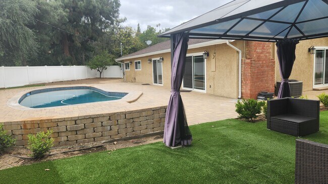 Building Photo - 8601 Santa Susana Plz