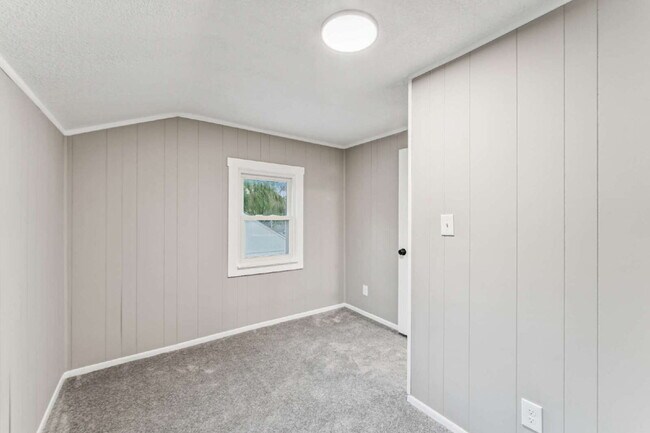 Building Photo - Beautifully renovated 5-bedroom, 2 full bath home ready for move-in!  1st month's rent is FREE!*