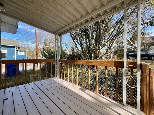 Building Photo - 90 Fairfax Ave