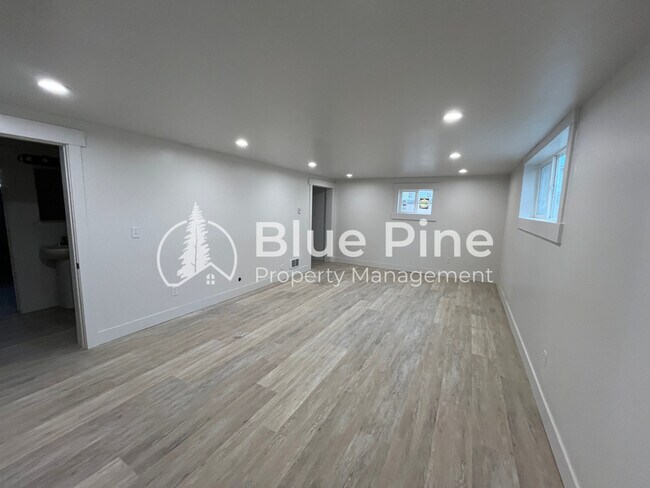 Building Photo - 1288 Lake Ave