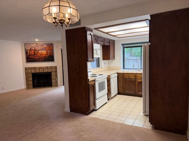 Building Photo - 1670 Sqft. 3 Bedroom, 2 Bath Gated Townhome for Rent in Citrus Heights.