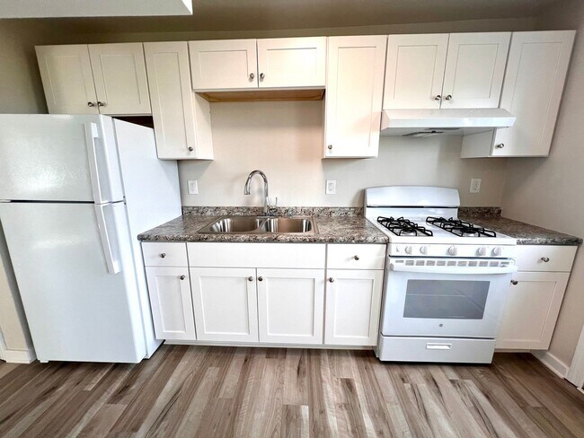 Building Photo - JUST Renovated! - 3 Bedroom 1 Bathroom - C...