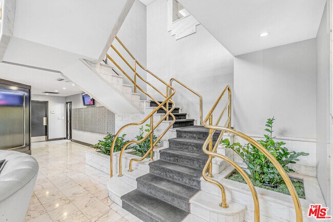 Building Photo - 1131 Alta Loma Rd