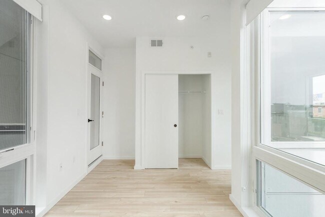 Building Photo - 1154 N Lee St