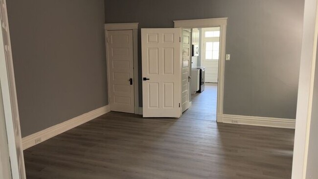 Building Photo - Fully Renovated Modern Finishes, Great Yar...