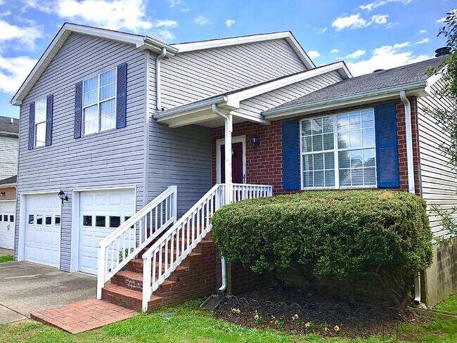 Building Photo - COMING SOON... Split-Level 3Bed/2Bath in H...