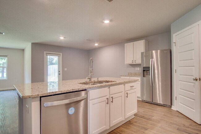 Building Photo - Spacious 4BD/2BA Brick Home Near Navy Federal