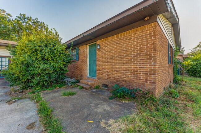 Building Photo - 121 W Pecan St