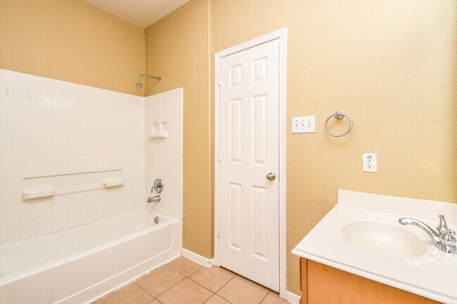 Building Photo - 402 New Hope Ln