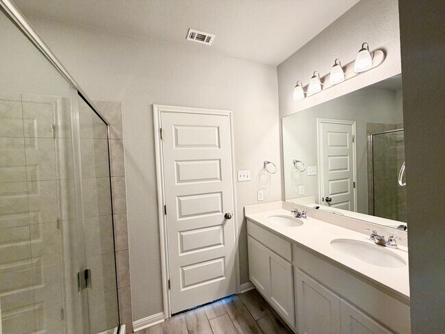 Building Photo - 3 bedroom, 2 bath home for lease