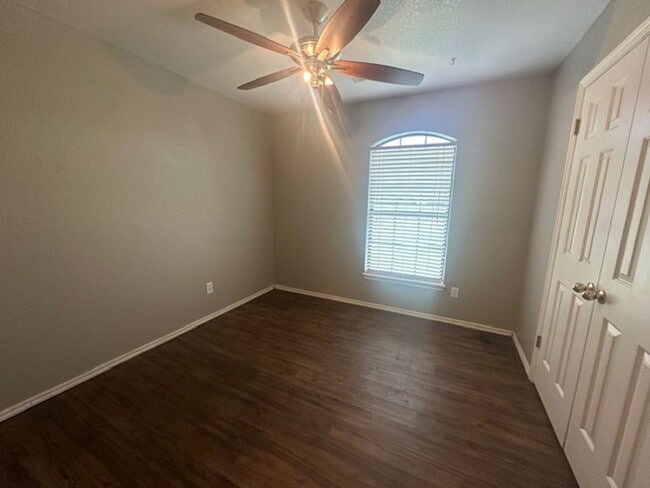 Building Photo - Spacious 4 bd, 2 bath - Converted garage f...