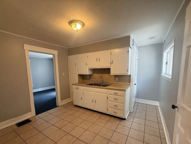 Building Photo - Three-bedroom one bathroom single family home for rent in North Canton