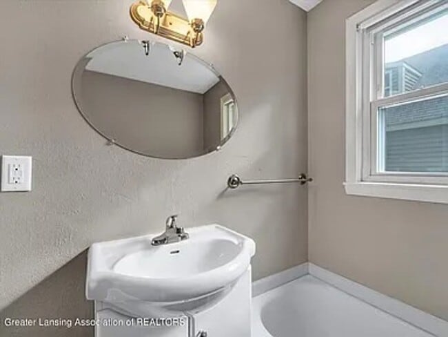 Building Photo - Move-In Ready 3 Bed, 2 Bath in Lansing (Section 8 Approved)