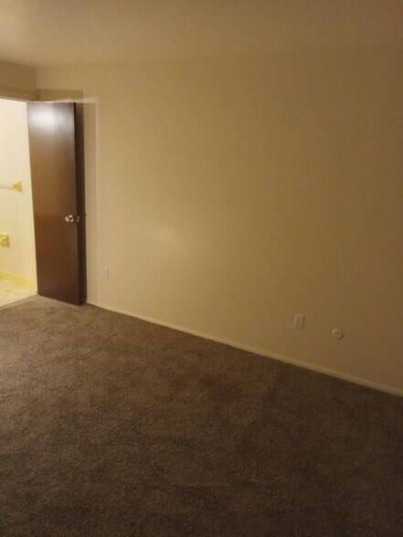 MASTER BEDROOM - 1001 White Oak Road