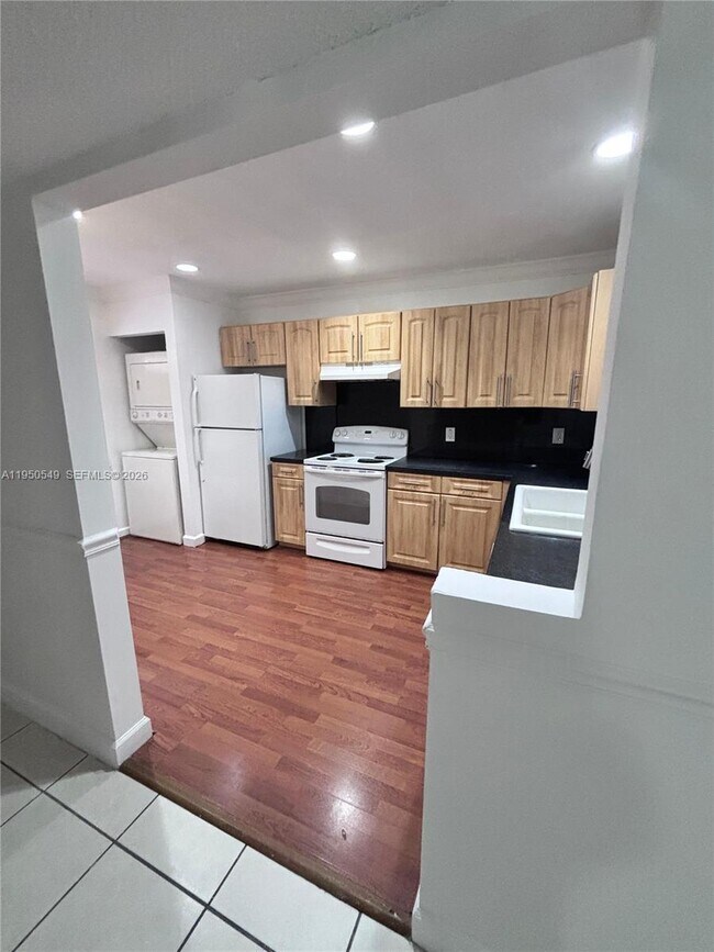 Building Photo - 430 Commodore Dr