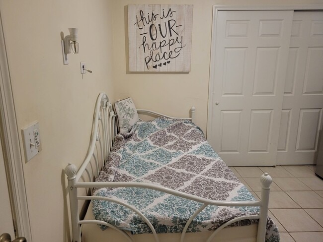 Building Photo - 8500 Via Romana