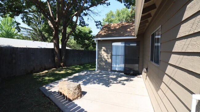 Building Photo - One bedroom house midtown Bend