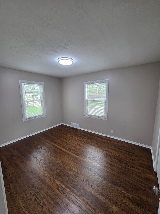 Building Photo - Newly remodeled 3/1/1 with fenced in backyard!