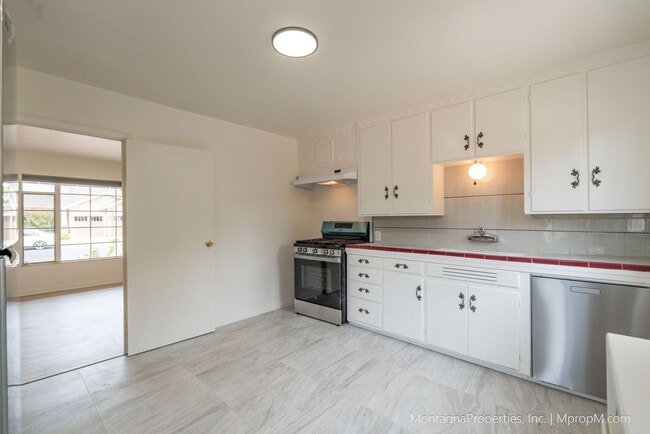 Building Photo - 16375 W La Chiquita Ave