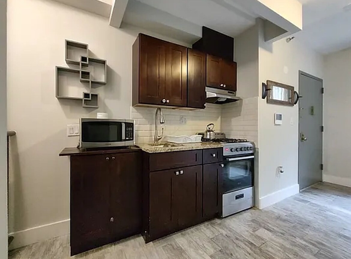 Building Photo - 556 W 161st St
