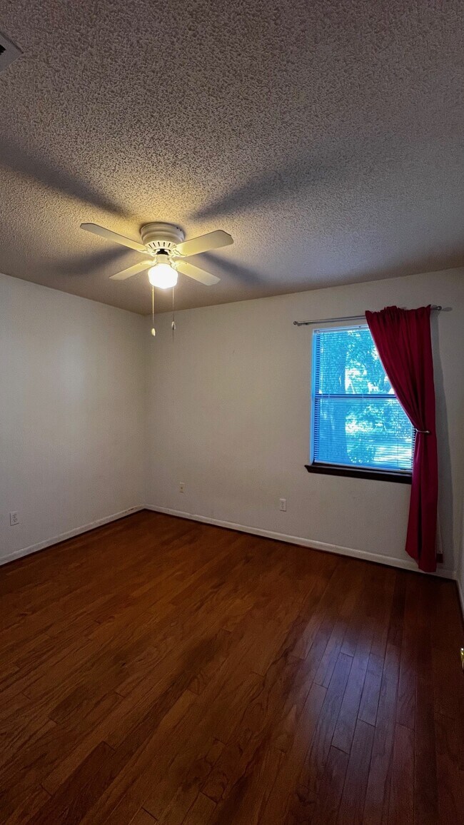 Building Photo - 905 Van Ave