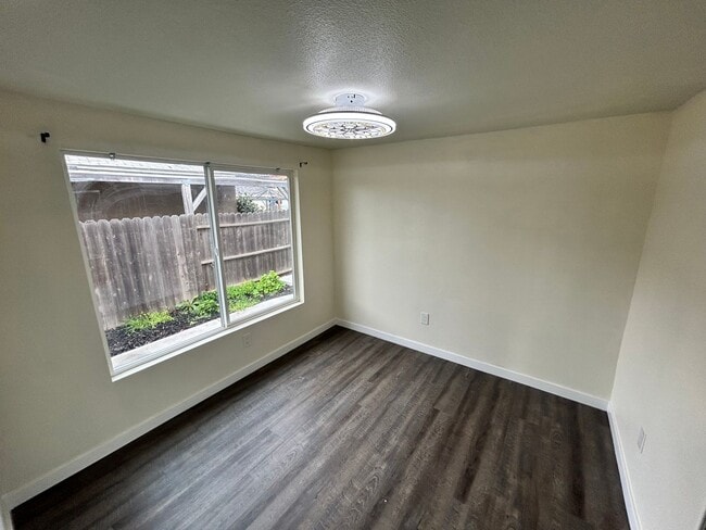 Building Photo - 3 Bedroom/2 Bath Home Located in Modesto